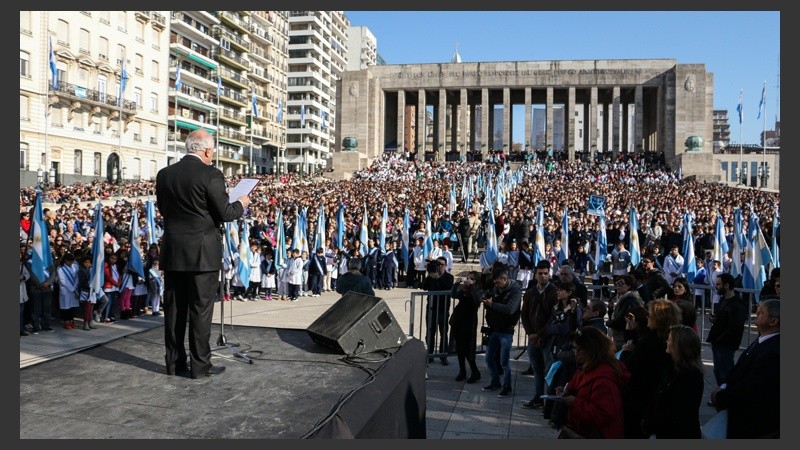 Lifschitz tomando juramento a los alumnos.