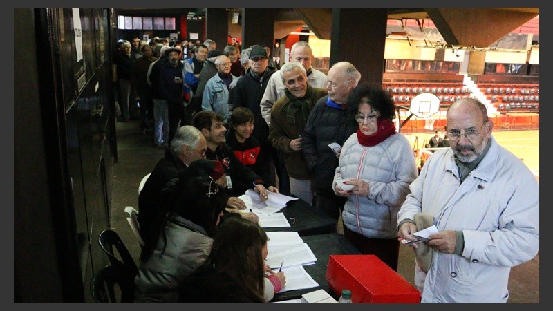 Muchos hinchas se acercaron temprano.