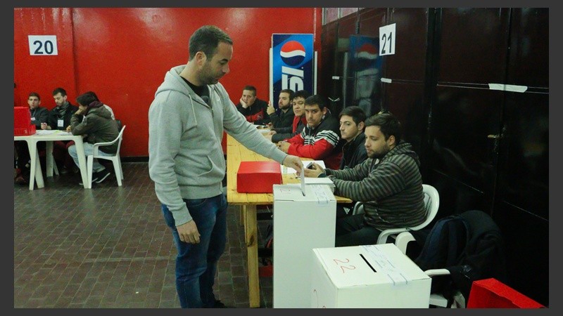 Un socio votando este domingo por la mañana.