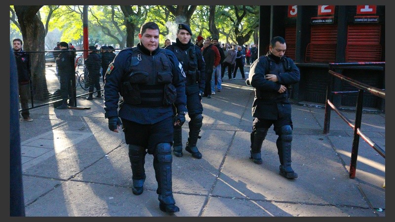 Policías durante las elecciones en Newell´s. Se dispuso un operativo especial para todo el día.