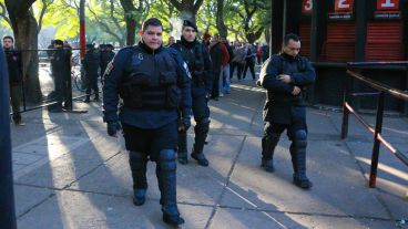 Policías durante las elecciones en Newell´s. Se dispuso un operativo especial para todo el día.