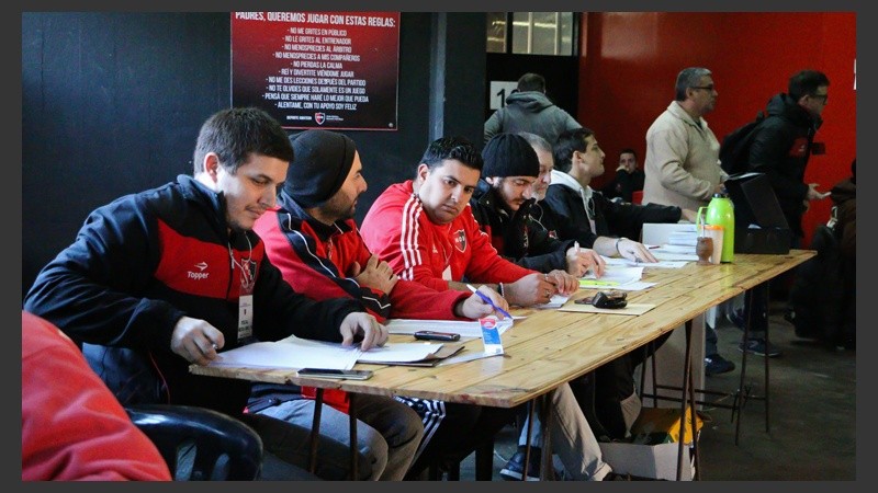 Una de las mesas donde los hinchas pueden votar.