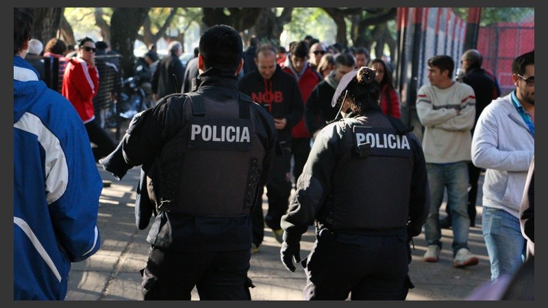 La policía durante el operativo.