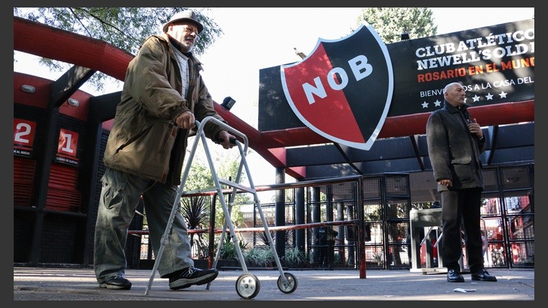 Amor por los colores. Un socio de Newell´s a punto de ingresar a votar.