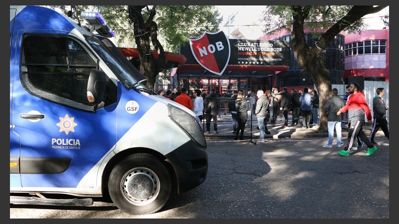 Un camión de la policía de Santa Fe en la puerta del estadio.