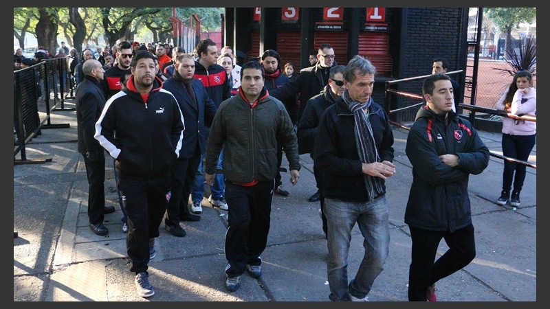 Muchos hinchas en el comienzo de la jornada electoral en el club.