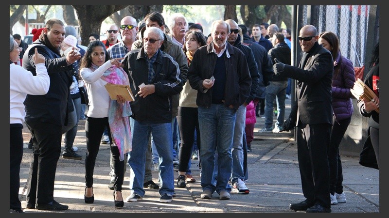 Una postal de los hinchas ingresando a votar.