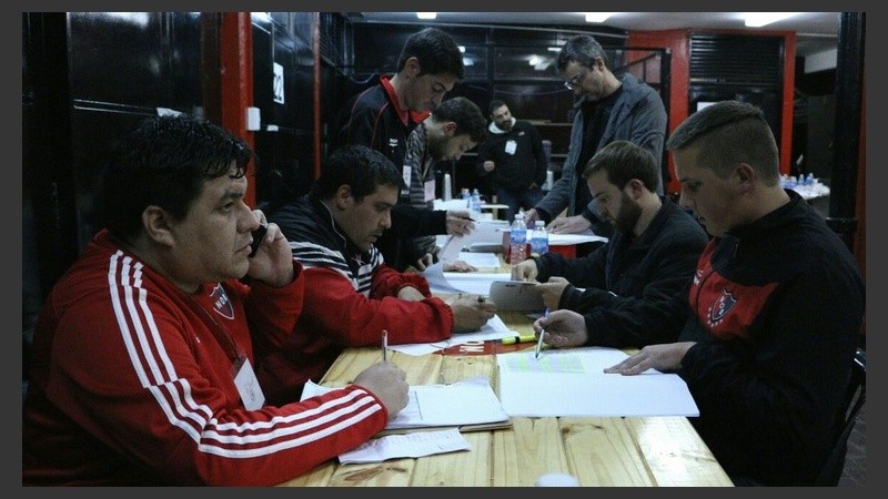 Autoridades de mesa tras el cierre de la votación.