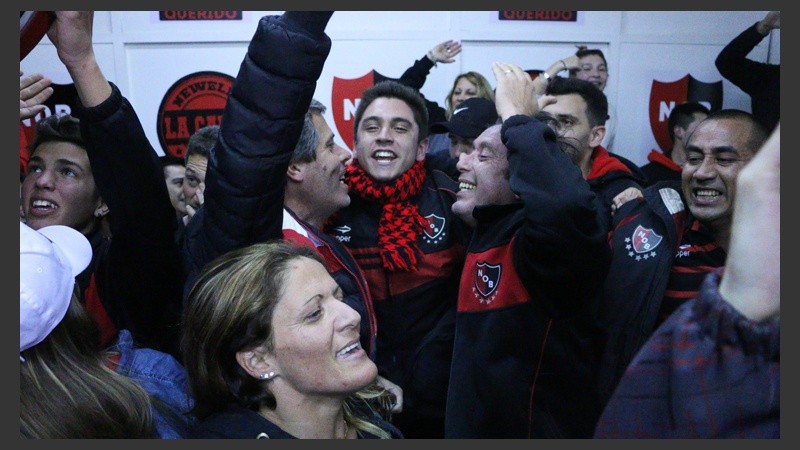 Cánticos y mucha alegría en el búker del Movimiento Rojinegro Querido