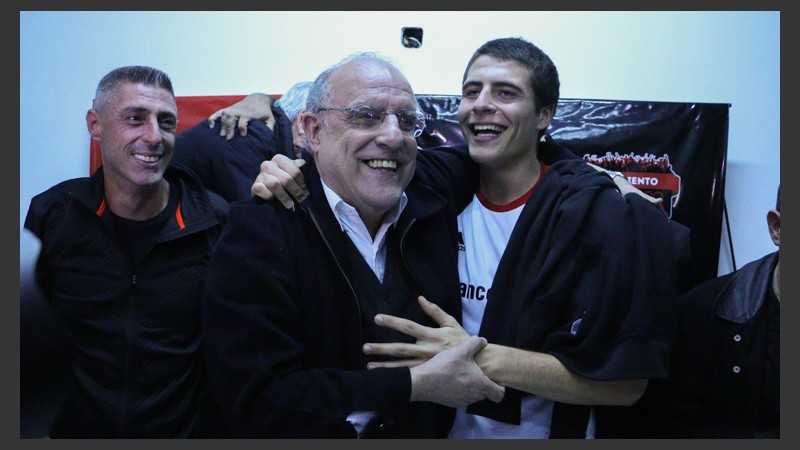 El presidente electo junto a su hijo durante los festejos.