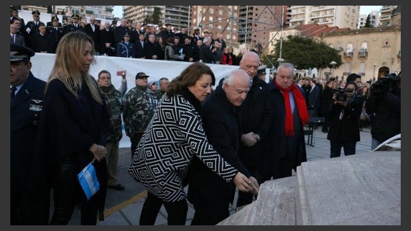Lifschitz y Fein encabezaron la ceremonia de izamiento de la bandera.