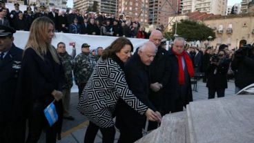 Lifschitz y Fein encabezaron la ceremonia de izamiento de la bandera.