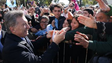Macri se saltó el protocolo por segundos para ir a saludar a las personas que estaban detrás de las vallas.