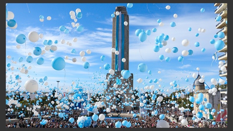 Suelta de globos al finalizar el acto.