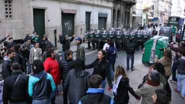 Incidentes entre manifestantes y fuerzas de seguridad.