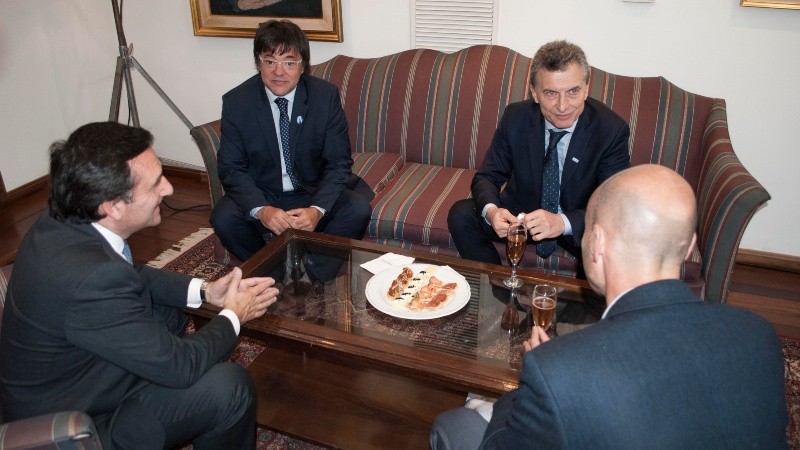 Macri comparte unos refrigerios junto a las autoridades del canal y el ministro Dietrich