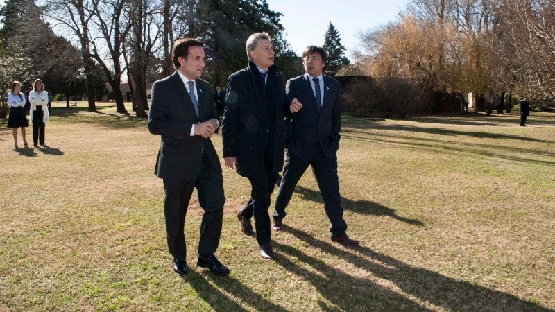 Autoridades del canal acompañan al presidente Macri hasta el helicóptero oficial