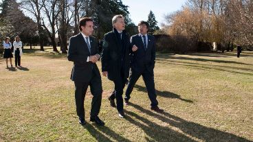 Autoridades del canal acompañan al presidente Macri hasta el helicóptero oficial