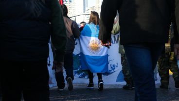 Una joven marcha por las calles con una bandera Argentina. (Alan Monzón/Rosario3.com)