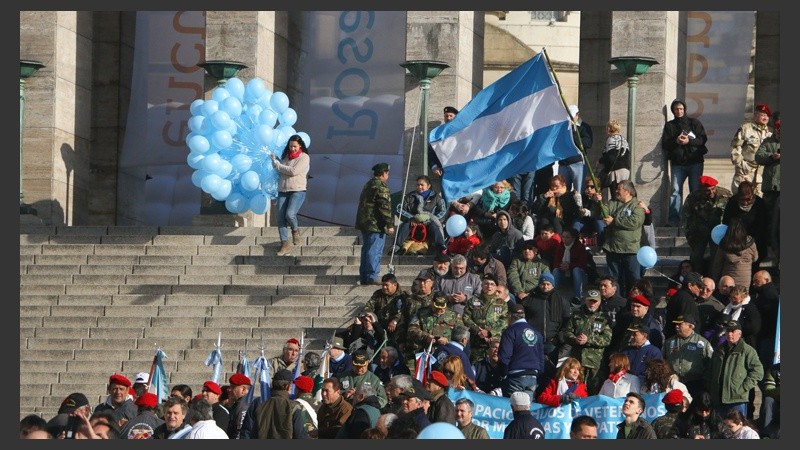 Traigan los globos. Una postal minutos antes de que se de inicio el acto principal. (Alan Monzón/Rosario3.com)