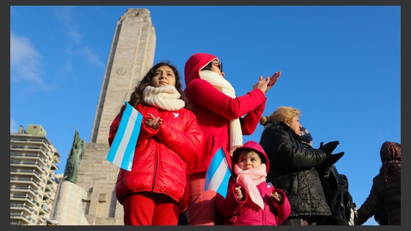 Dos niñas sostienen una bandera celeste y blanca durante el desfile. (Alan Monzón/Rosario3.com)