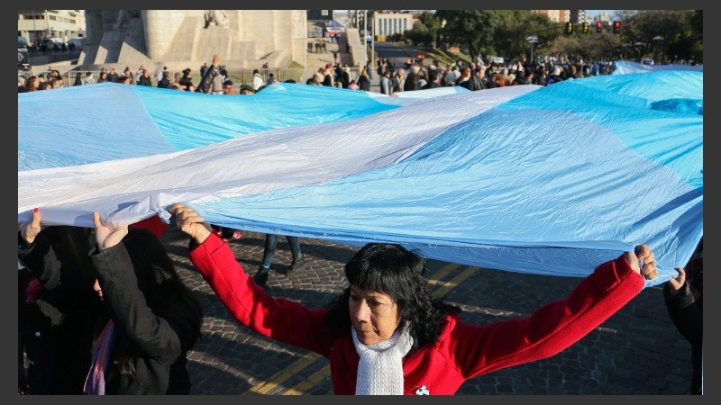 Una mujer sostiene la bandera más larga del mundo. (Alan Monzón/Rosario3.com)