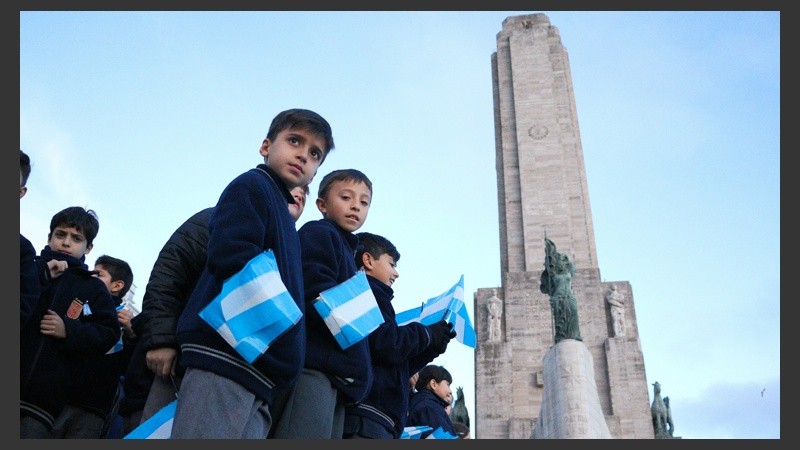 Niños durante el acto de la mañana. (Alan Monzón/Rosario3.com)