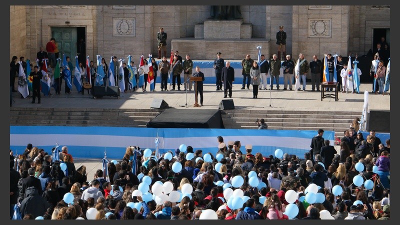 El escenario del acto principal en el Patio Cívico decorado de celeste y blanco. (Alan Monzón/Rosario3.com)