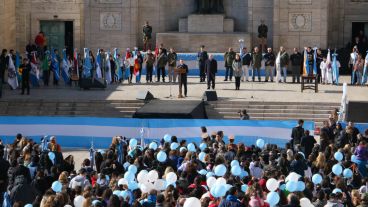 El escenario del acto principal en el Patio Cívico decorado de celeste y blanco. (Alan Monzón/Rosario3.com)
