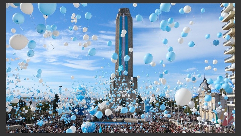 El Monumento durante la suelta de globos. El momento más colorido de la mañana. (Alan Monzón/Rosario3.com)