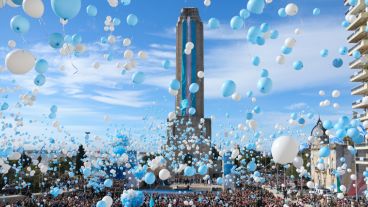 El Monumento durante la suelta de globos. El momento más colorido de la mañana. (Alan Monzón/Rosario3.com)