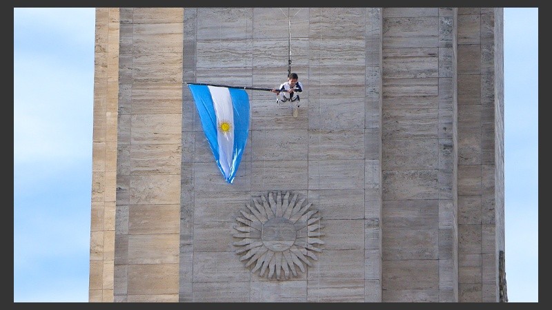 Desde lo alto de la torre del Monumento, un hombre bajó flameando la bandera Argentina. (Alan Monzón/Rosario3.com)