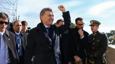 Macri saludando a la gente tras finalizar el acto en el Monumento.