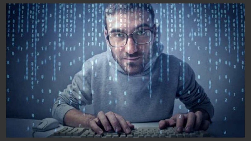 Se trata de un sistema multitarea, multiusuario, compatible con UNIX.