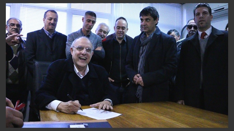 El traspaso se realizó en la Administración del club.