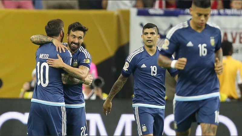 Abrazo goleador: Pocho hizo el primero y la Pulga, el segundo.