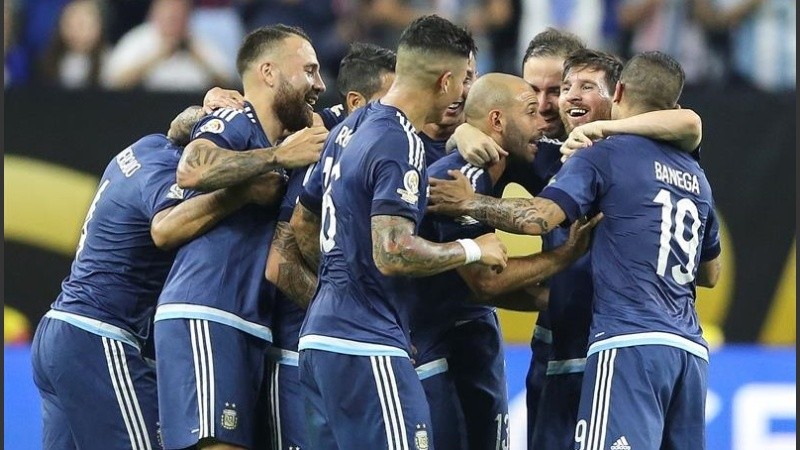 Todos festejan, todos ríen, menos uno: Mascherano, que sigue dando indicaciones.