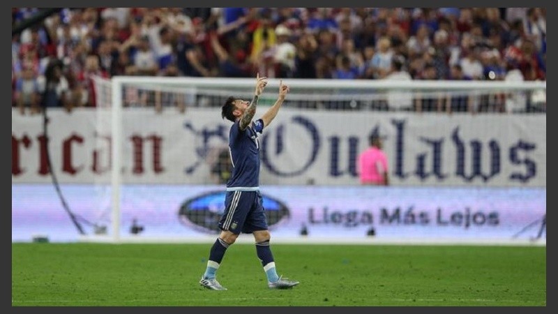 Leo apunta al cielo en Houston y pide un título.