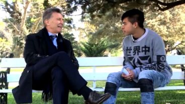 Mauricio Macri charla con un adolescente.