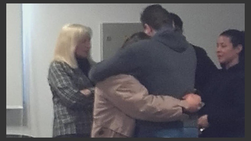  Nilda A. y su hijo, Armando F., abrazados luego de los alegatos de clausura. 