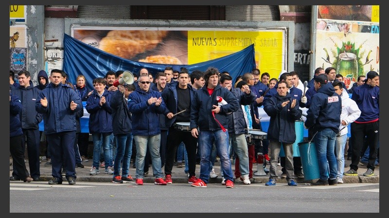 En la calle, una protesta contra el cierre los domingos. 
