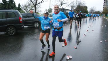 Miles de atletas desafiaron la lluvia y corrieron la clásica maratón rosarina. (Alan Monzón/Rosario3.com)