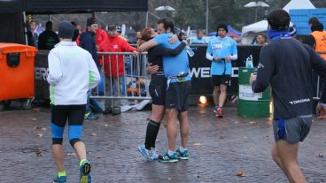 Amor runner. Una pareja se despide antes de iniciar la carrera. (Alan Monzón/Rosario3.com)