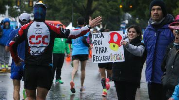 Una joven anima a los atletas en plena carrera. (Alan Monzón/Rosario3.com)