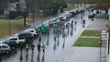 Avenida de la Libertad al 100. Los corredores en plena competencia. (Alan Monzón/Rosario3.com)