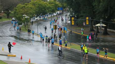 Avenida Belgrano con los corredores este domingo lluvioso. (Alan Monzón/Rosario3.com)
