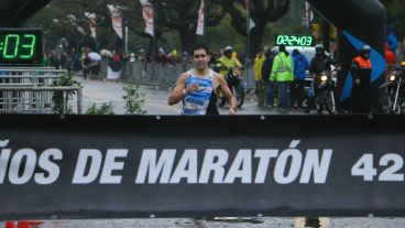 El ganador de los 42K: completó el recorrido en 2:24:07. (Alan Monzón/Rosario3.com)
