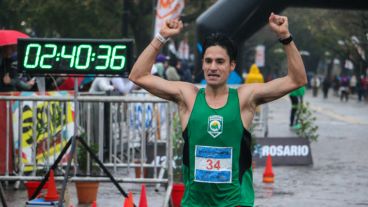 Unos de los corredores celebra su llegada. (Alan Monzón/Rosario3.com)