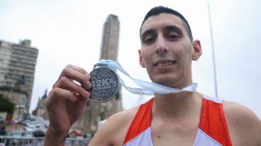 Un joven muestra su medalla. (Alan Monzón/Rosario3.com)