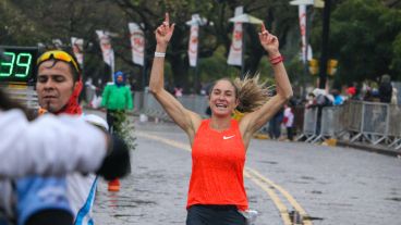 Arriba esas manos. Alegría para una de las atletas. (Alan Monzón/Rosario3.com)